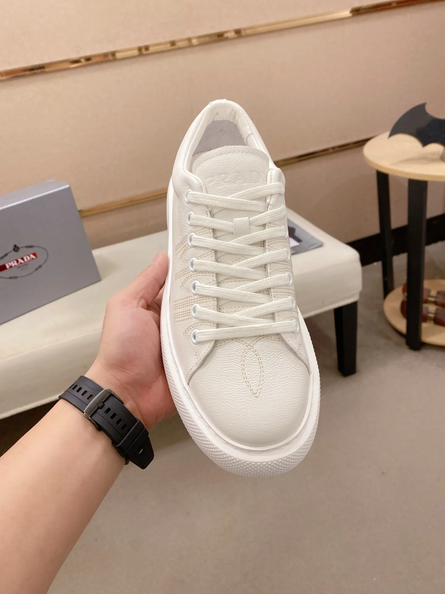 Factory price 560💰 ✔️✔️✔️Higher version High-quality new PRADA (Prada) counters are launched simultaneously. The new men's shoes and 😘fabric are made of selected first-layer cowhide with superb craftsmanship. Lining: Full cowhide lining. 👍🏿 High-end ☄️ air-cushion molded anti-slip rubber outsole, exquisite lines, simple and elegant, comfortable and high-end for leisure travel. Code number: 38 to 45